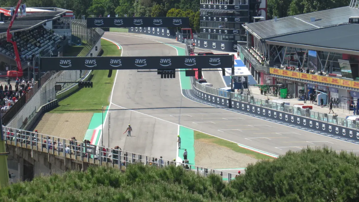 Vy över racerbanan Imola.