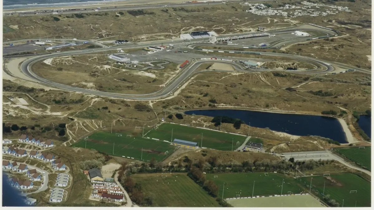Vy över racerbanan Circuit Park Zandvoort.