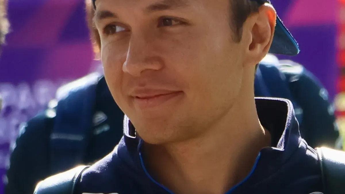Porträttbild av Alex Albon.
