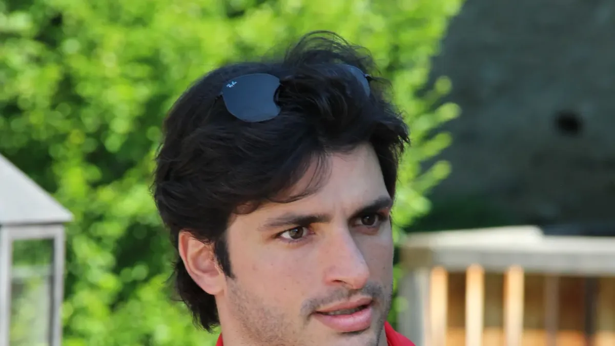 Porträttbild av Carlos Sainz.