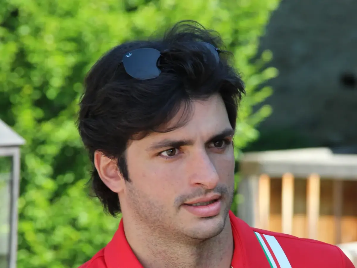 Porträttbild av Carlos Sainz.