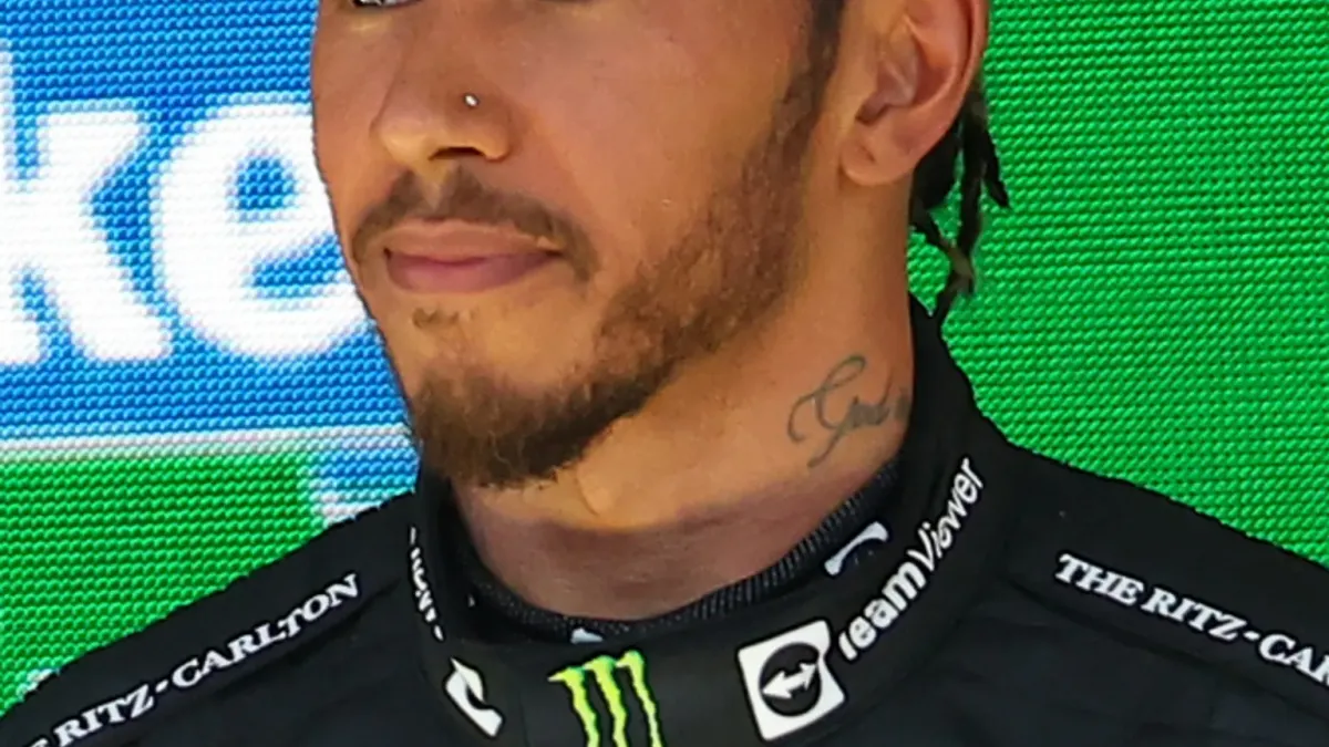 Porträttbild av Lewis Hamilton.