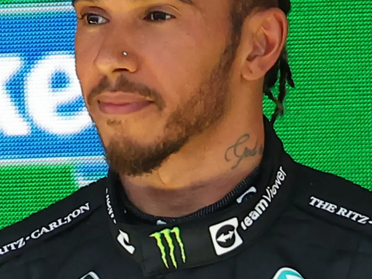 Porträttbild av Lewis Hamilton.