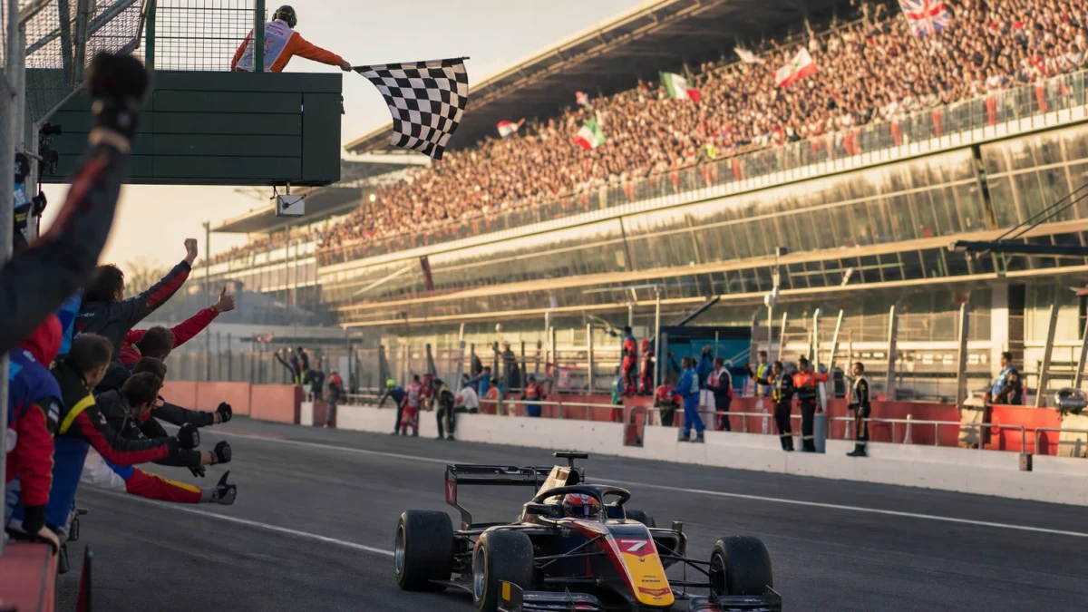 Formel 1-bilar i tät formation genom en kurva under ett grand prix.